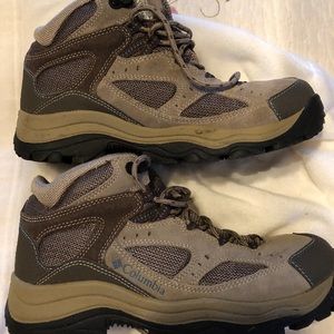 Columbia hiking boots! Only worn twice & in excellent pre-owned condition